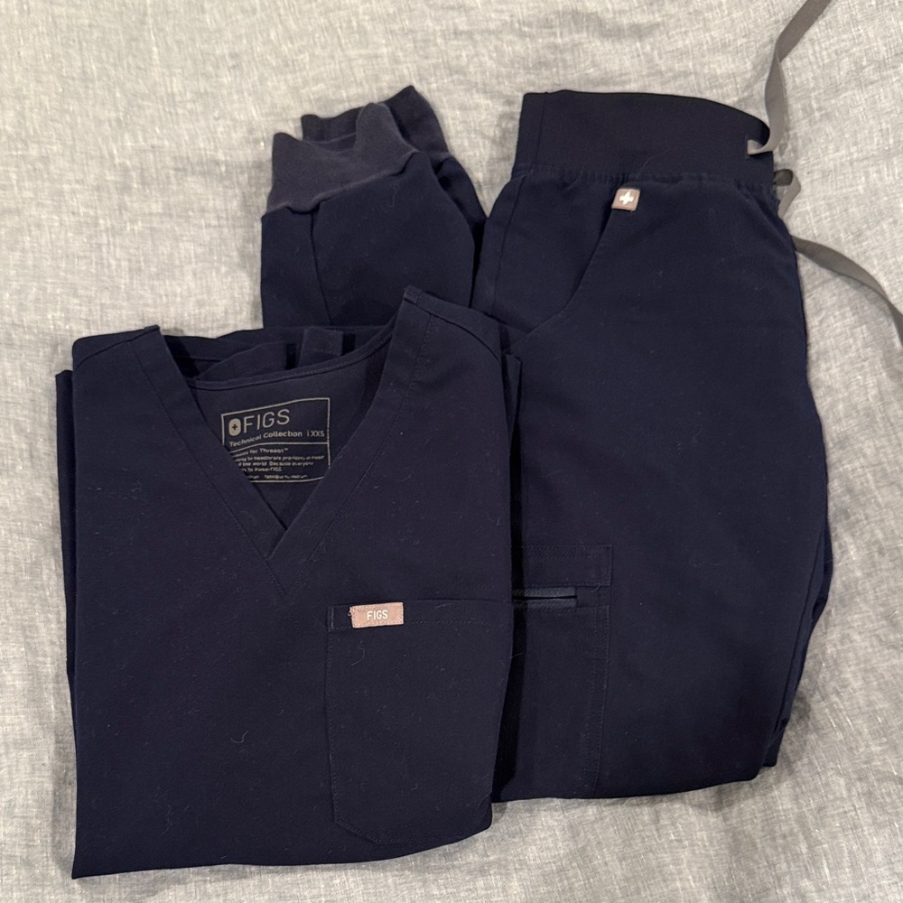 FIGS women’s navy set